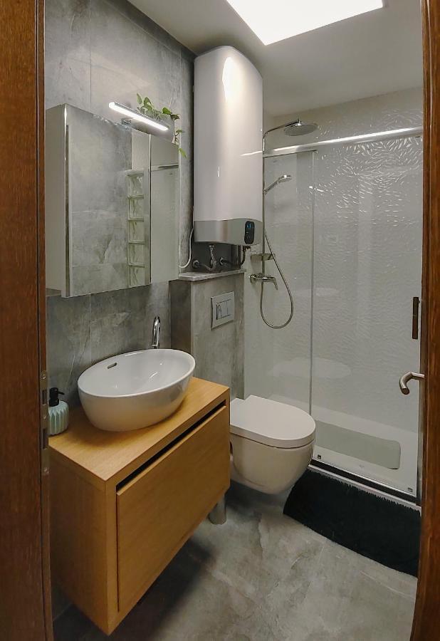 Studio Apartment Above Promenade W Terrace & Parking 라벡 외부 사진