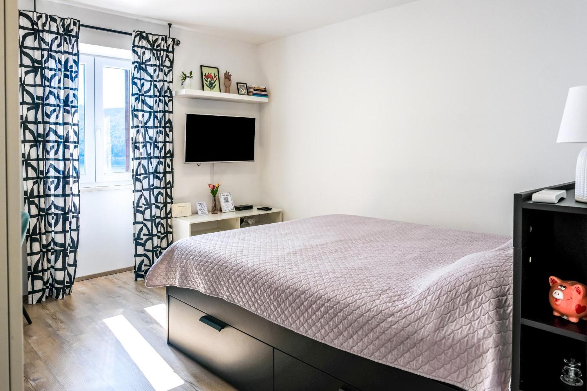 Studio Apartment Above Promenade W Terrace & Parking 라벡 외부 사진