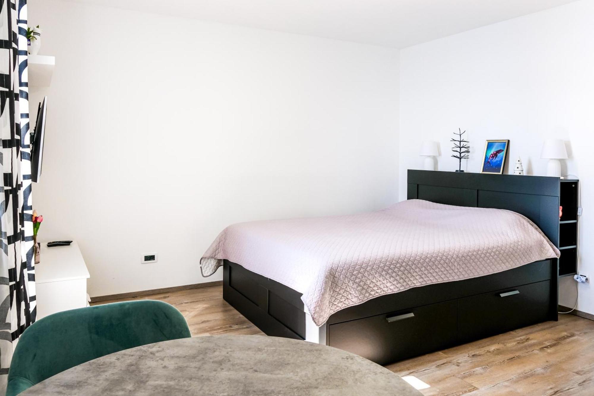 Studio Apartment Above Promenade W Terrace & Parking 라벡 외부 사진