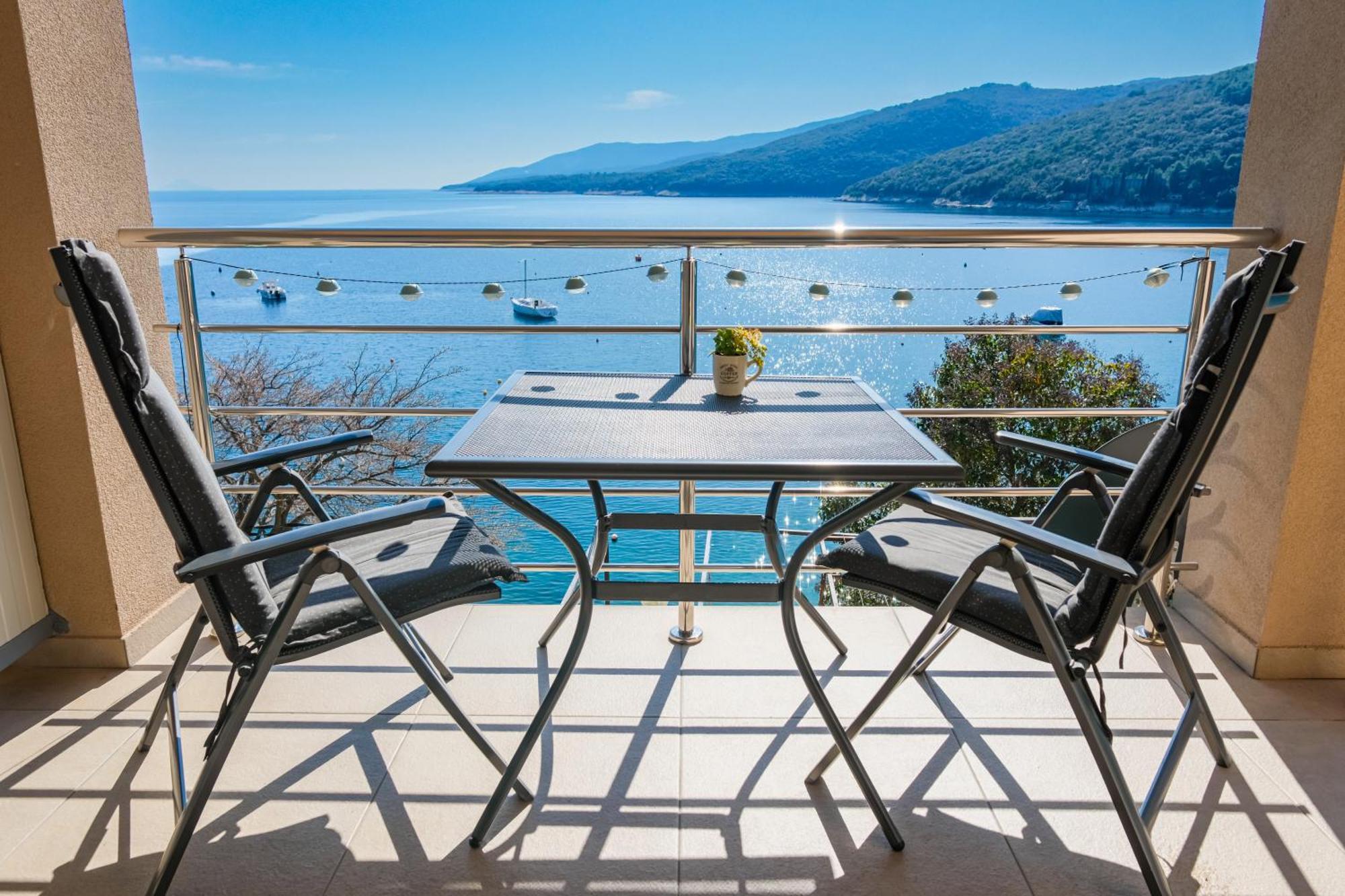 Studio Apartment Above Promenade W Terrace & Parking 라벡 외부 사진