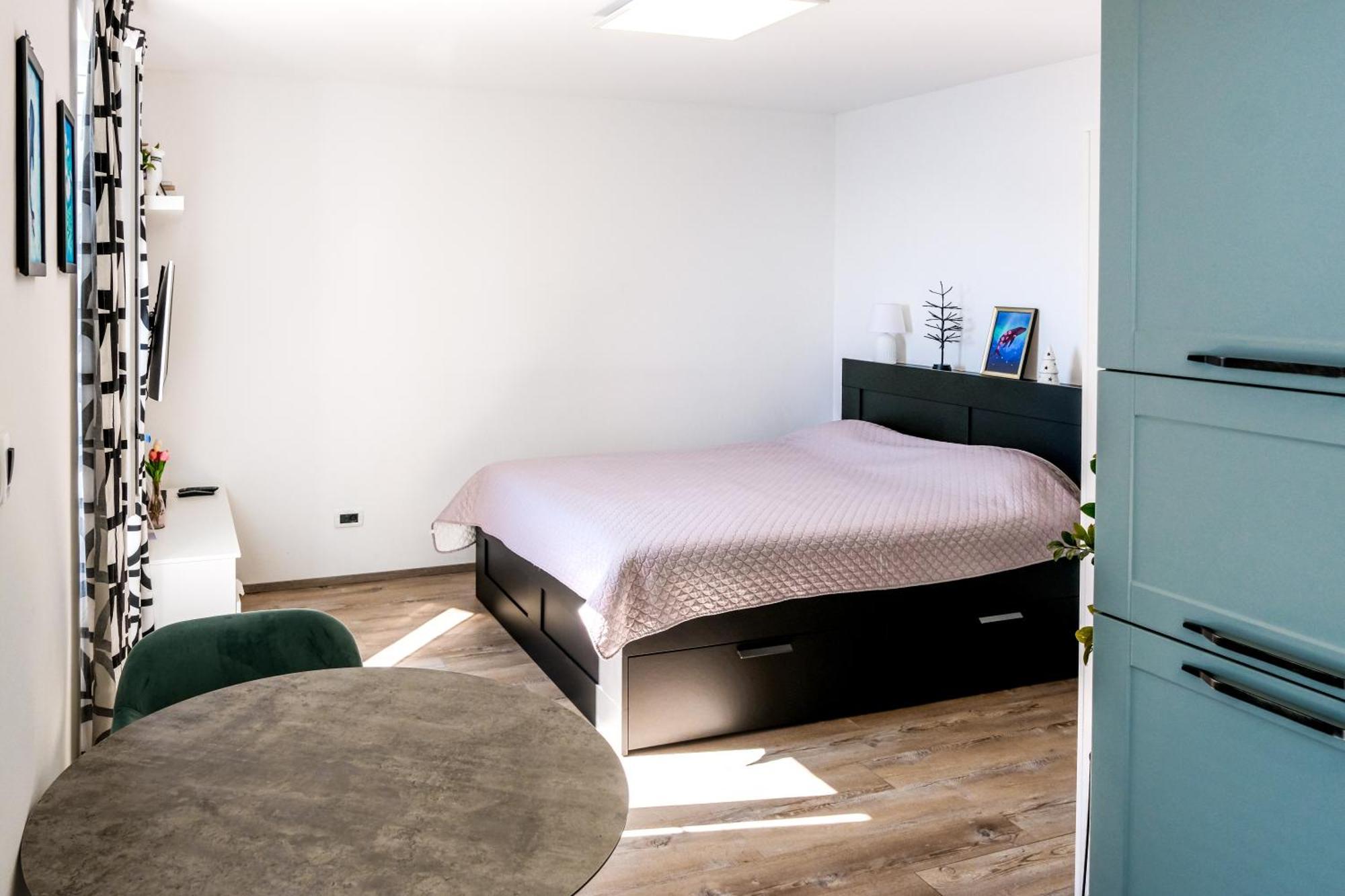 Studio Apartment Above Promenade W Terrace & Parking 라벡 외부 사진